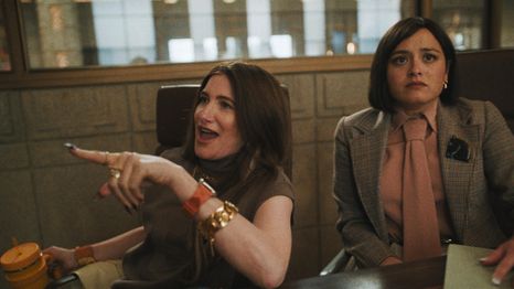 Kathryn Hahn como Maya Mason en la sitcom The Studio.