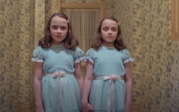 Lisa y Louise Burns interpretaron a las gemelas siniestras de El Resplandor.