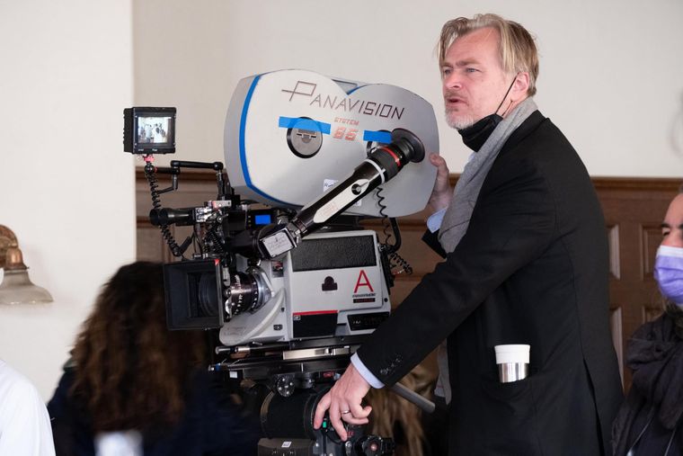 Christopher Nolan junto a sus cámara IMAX durante el rodaje de Oppenheimer.