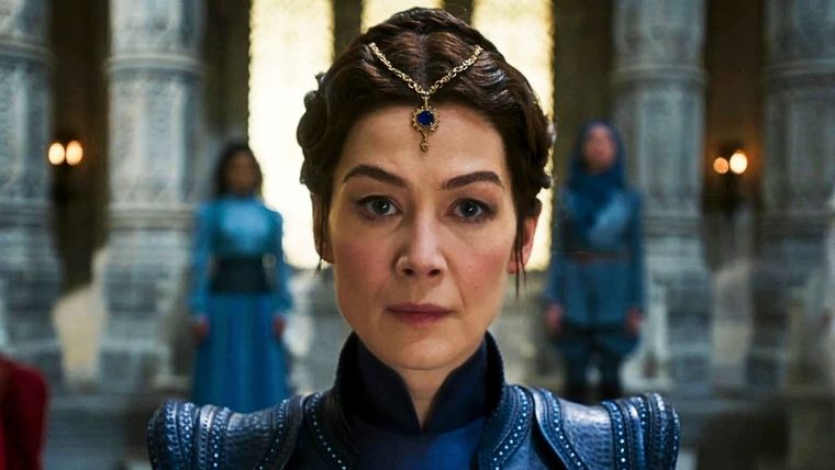 Rosamund Pike interpreta a Moraina Damodred, una Aes Sedai del Ajah Azul