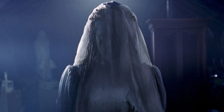 La película estrenada en 2019 se ambienta en el mismo universo de El conjuro. La película estrenada en 2019 se ambienta en el mismo universo de El conjuro.