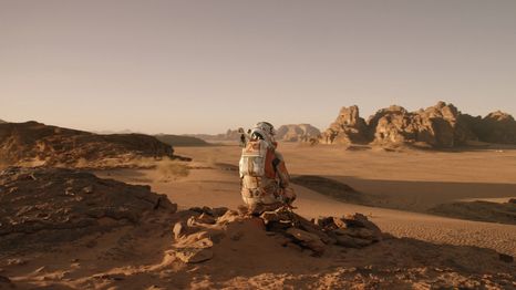 Misión rescate, dirigida por Ridley Scott, es una de las mejores películas de sci-fi que puedes ver si buscas algo similar a Interestelar.