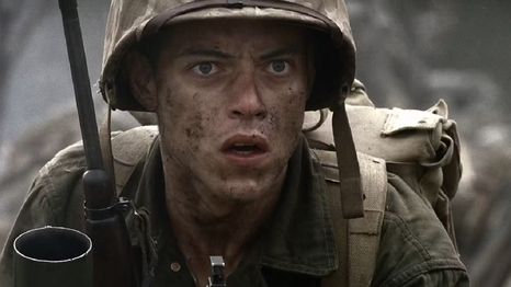 Rami Malek es uno de los protagonistas de El pacífico, una de las mejores series bélicas de la historia.
