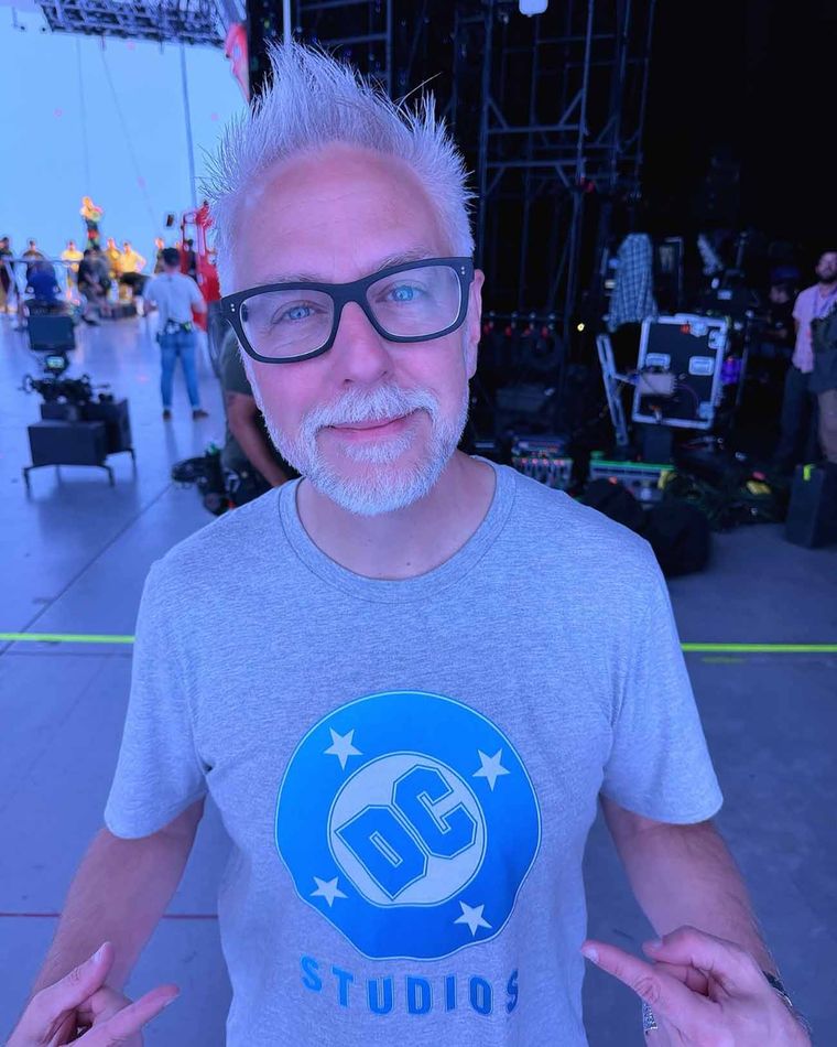 James Gunn en la Comic-Con presentando el nuevo logo de DC Studios