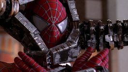 Spider-Man sucumbiendo antes los tentáculos del Doc Oc