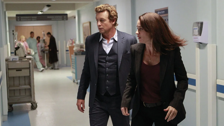 Simon Baker es el protagonista de El mentalista. Simon Baker es el protagonista de El mentalista.