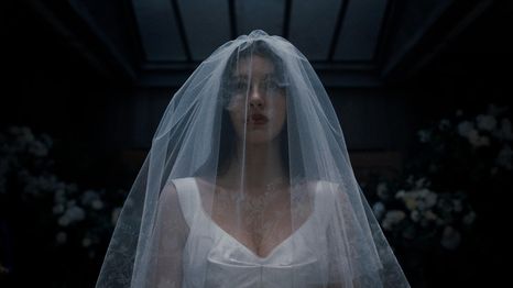 Camila Morrone protagoniza Algo terrible está a punto de suceder.&nbsp;