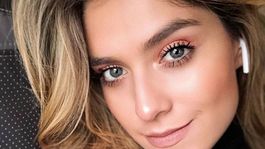 laura tobon derritio las redes luciendo un pequeno trikini