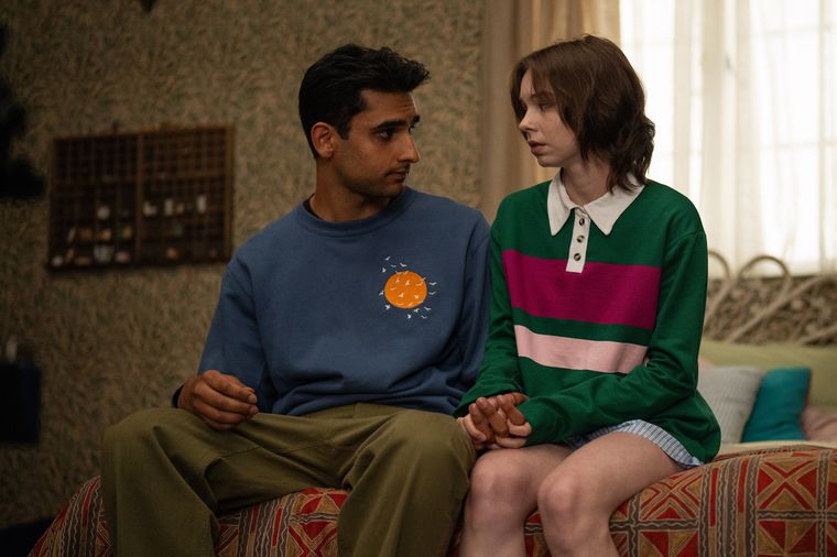 Zain Iqbal y Emma Myers en Asesinato para principiantes. Zain Iqbal y Emma Myers en Asesinato para principiantes.