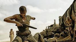 Charlize Theron protagoniza Mad Max: Furia en el camino.