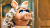 Finalmente, Miss Piggy de los Muppets tendrá su primera película en solitario. Finalmente, Miss Piggy de los Muppets tendrá su primera película en solitario.
