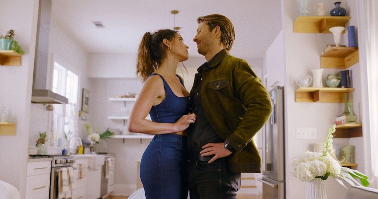 Glen Powell y Adria Arjona protagoniza Hit Man.