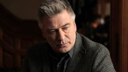 alec baldwin estallo contra un periodista que lo increpo en la puerta de su casa
