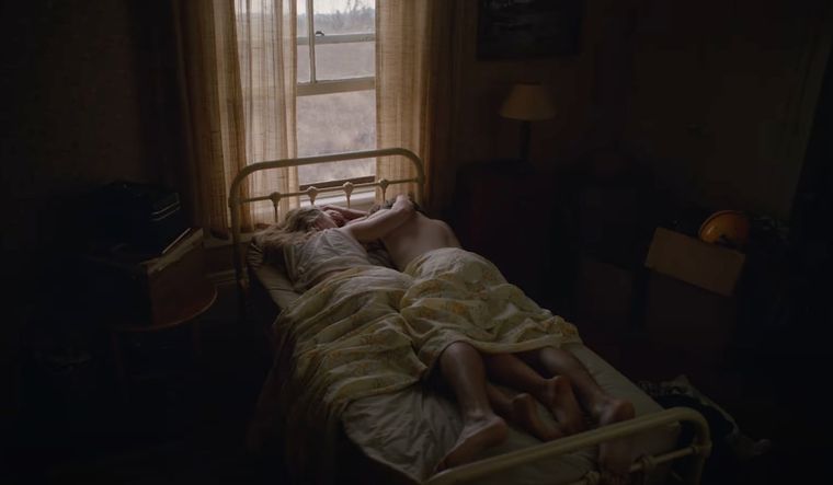 Paul Mescal y Saoirse Ronan son una pareja feliz que se ve amenazada por una visita inesperada