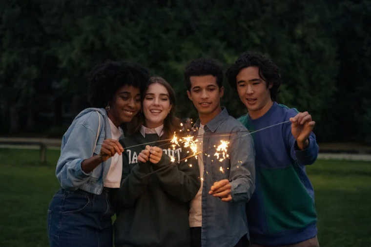 Está protagonizada por Jordan Fisher, Talia Ryder, Ayo Edebiri y Nico Hiraga. Está protagonizada por Jordan Fisher, Talia Ryder, Ayo Edebiri y Nico Hiraga.
