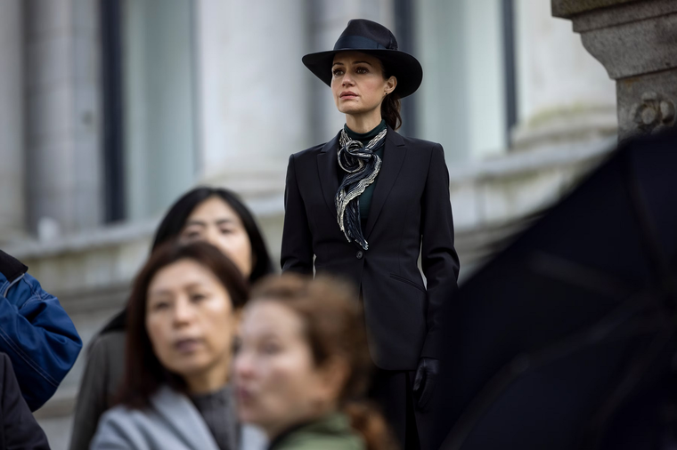 Carla Gugino interpreta a un personaje llamado Verna