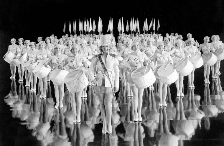 Esta escena de Golden Diggers of 1937 está siendo comparada con la puesta en escena del acto correspondiente a The Tortured Poets Department. Esta escena de Golden Diggers of 1937 está siendo comparada con la puesta en escena del acto correspondiente a The Tortured Poets Department.