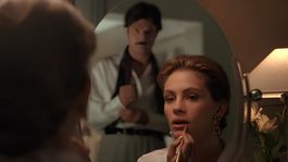Julia Roberts protagoniza Durmiendo con el enemigo (1991).