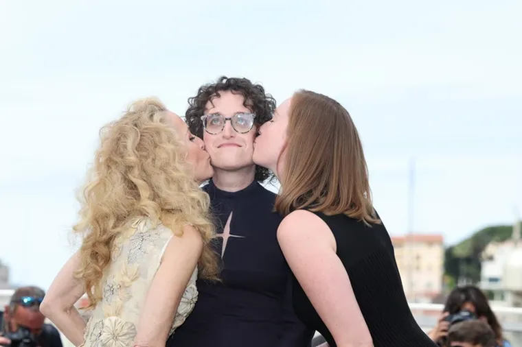 Jane Schoenbrun junto a Hannah Einbinder y Gillian Anderson presentando la película en el Festival de Cannes. Jane Schoenbrun junto a Hannah Einbinder y Gillian Anderson presentando la película en el Festival de Cannes.