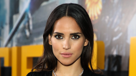 Mientras que la mayoría de las actrices latinas interpretan roles sexys, Adria Arjona logró posicionarse en la industria fuera de los estereotipos.