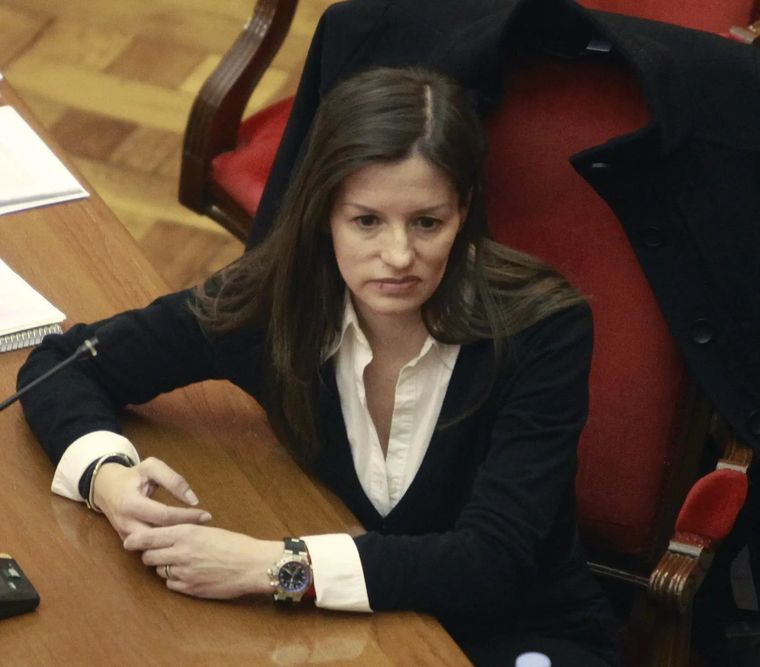 Angi: Crimen y mentira, gira en torno a María Ángeles Molina, más conocida como Angi, juzgada a 22 años de prisión por el asesinato de su amiga y compañera de trabajo, Ana María Páez. Angi: Crimen y mentira, gira en torno a María Ángeles Molina, más conocida como Angi, juzgada a 22 años de prisión por el asesinato de su amiga y compañera de trabajo, Ana María Páez.