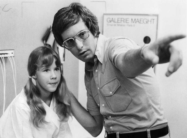 Friedkin junto a Linda Blair en el rodaje del filme de terror que marcó un antes y un después