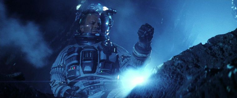 Bruce Willis a punto de salvar la Tierra en Armageddon. Bruce Willis a punto de salvar la Tierra en Armageddon.