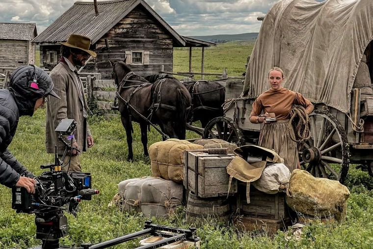 The West presenta testimonios, entrevistas y recreaciones de la época. The West presenta testimonios, entrevistas y recreaciones de la época.