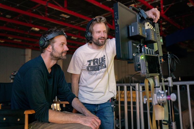 Matt y Ross Duffer en el set de Stranger Things.