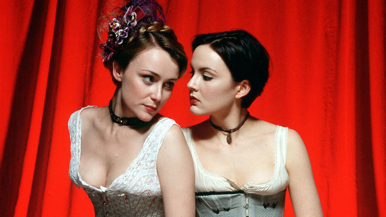 Rachael Stirling y Keeley Hawes protagonizan esta serie estrenada en 2002. Rachael Stirling y Keeley Hawes protagonizan esta serie estrenada en 2002.