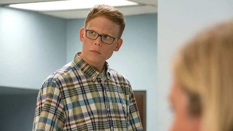 El actor Jeff Hiller ganó su primer Emmy por Somebody Somewhere. El actor Jeff Hiller ganó su primer Emmy por Somebody Somewhere. 