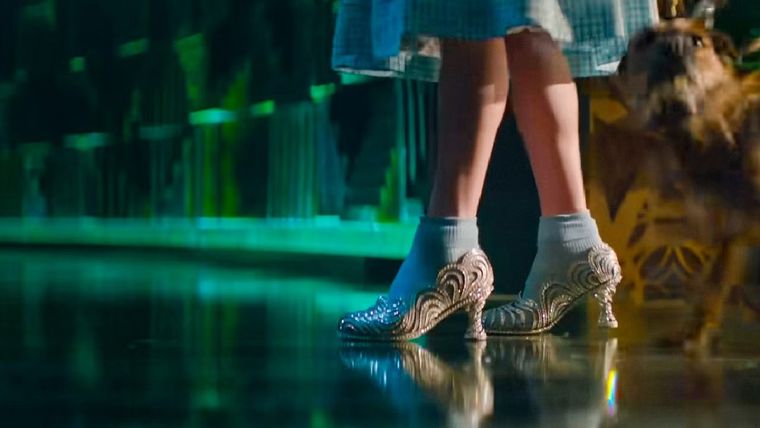 Jon M. Chu decidió no mostrar el rostro de Dorothy para mantener el foco de la historia en Elphaba y Glinda. Jon M. Chu decidió no mostrar el rostro de Dorothy para mantener el foco de la historia en Elphaba y Glinda.