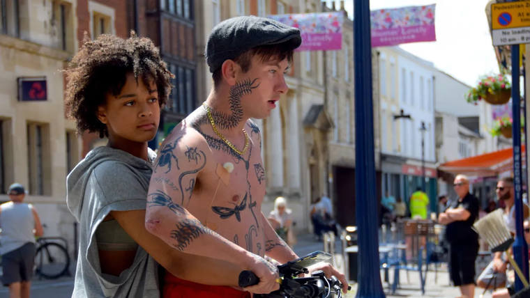 Nykiya Adams y Barry Keoghan en Bird. Nykiya Adams y Barry Keoghan en Bird.