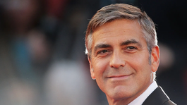 George Clooney también es conocido por su activismo político, siendo Mensajero de la Paz de Naciones Unidas.