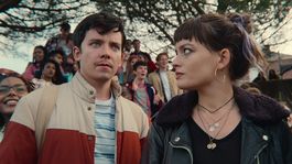 Otis y Maeve se preparan para regresar a clases.