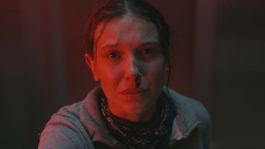 Millie Bobby Brown en Stranger Things. Millie Bobby Brown en Stranger Things.