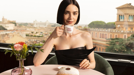 Lily Collins regresa como la carismática Emily Cooper en Emily in Paris. 