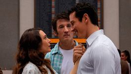 Romances del pasado y presente colisionan en esta hermosa comedia romántica Romances del pasado y presente colisionan en esta hermosa comedia romántica