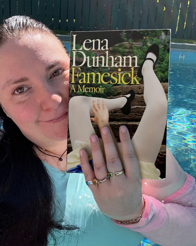 Lena Dunham está promocionando su nueva memoir. Lena Dunham está promocionando su nueva memoir.
