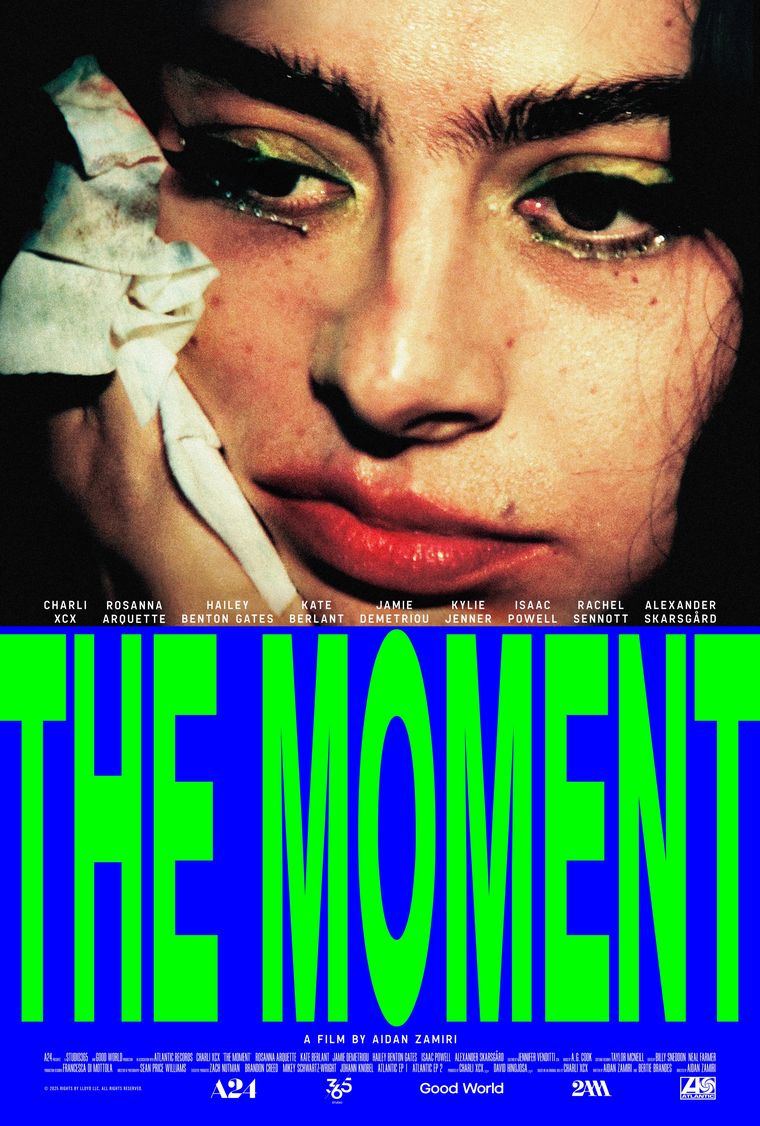 Póster de The Moment, el falso documental de Charli XCX. Póster de The Moment, el falso documental de Charli XCX.
