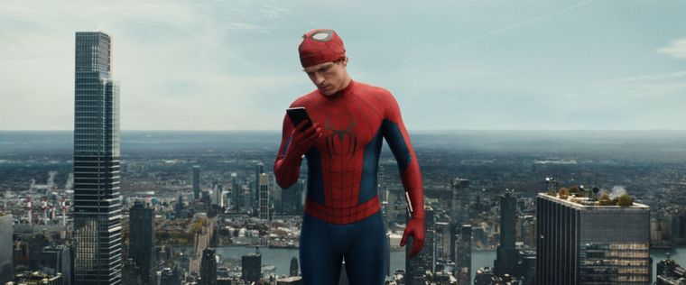 Tom Holland vuelve a convertirse en Spider-Man. Tom Holland vuelve a convertirse en Spider-Man.