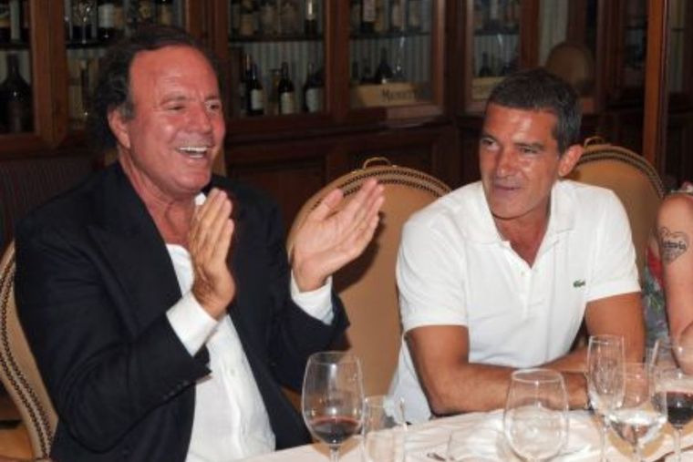 La insólita coincidencia que une a Antonio Banderas y Julio Iglesias