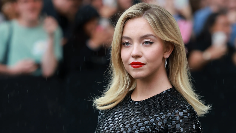 Sydney Sweeney continúa su ascenso y a fin de año estrena una rom-com con Glen Powell