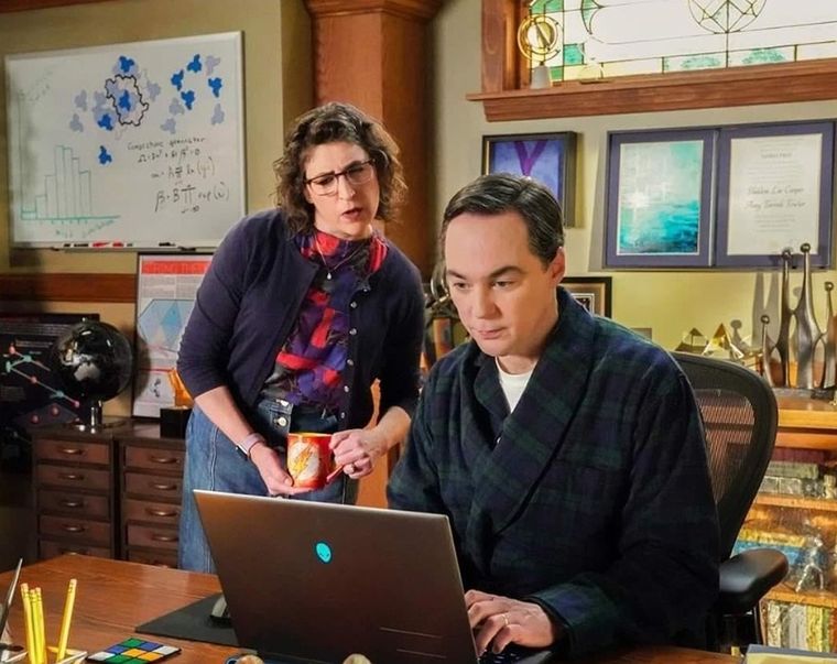 Jim Parsons y Mayim Bialik reaparecieron en el final de Young Sheldon