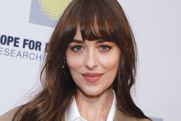 Dakota Johnson reveló cómo Chris Martin la ayudó a luchar contra la depresión.
