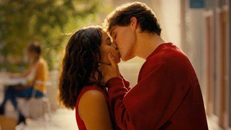 Una rom-com ideal para ver en streaming.&nbsp;