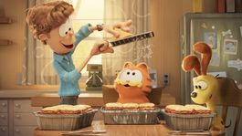 John, Garfield y Odie a punto disfrutar el plato favorito del felino