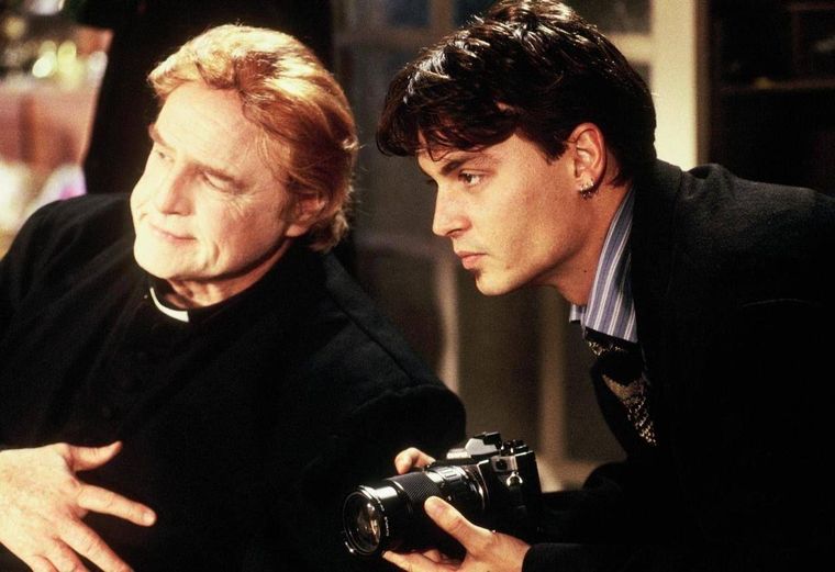 Marlon Brando le sugirió a Johnny Depp que se alejará de Hollywood por un tiempo para centrarse en el estudio de la obra de Shakespeare, para poder protagonizar, en algún momento, Hamlet. Marlon Brando le sugirió a Johnny Depp que se alejará de Hollywood por un tiempo para centrarse en el estudio de la obra de Shakespeare, para poder protagonizar, en algún momento, Hamlet.