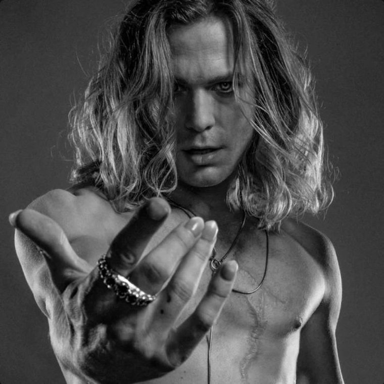 El personaje de la serie está lanzando canciones como si fuera un artista real antes de la tercera temporada. El personaje de la serie está lanzando canciones como si fuera un artista real antes de la tercera temporada.