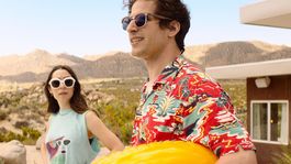 Andy Samberg y Cristin Milioti protagonizan la comedia Palm Springs.